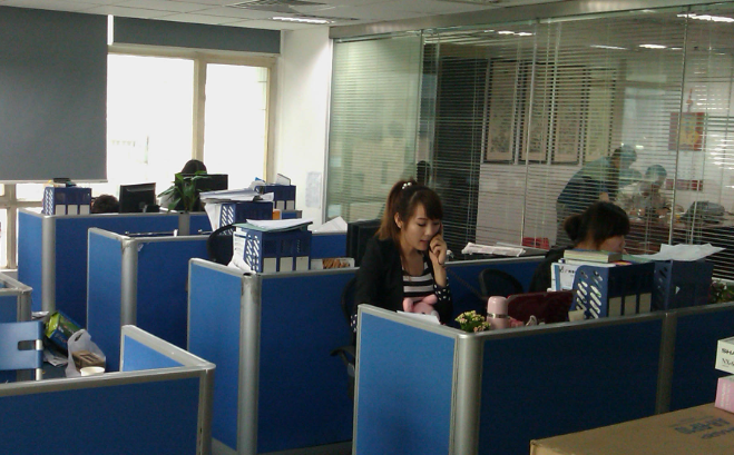 青岛辅德网络技术有限公司互联网应用搭建方案对比：定制开发与模板建站差异